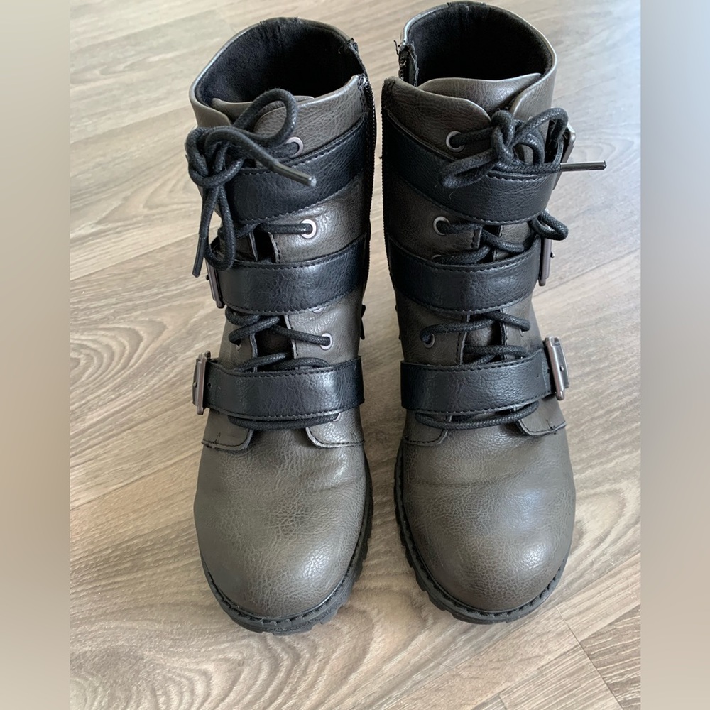 B.O.C. Boots with Zippers